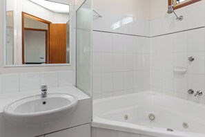 Luxury Spa Cabin | Bathroom | Towels, toilet paper - Apollo Bay Holiday Park (Apollo Bay)