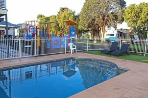 Una piscina al aire libre