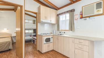 Refrigerador con congelador, microondas y parrilla de estufa