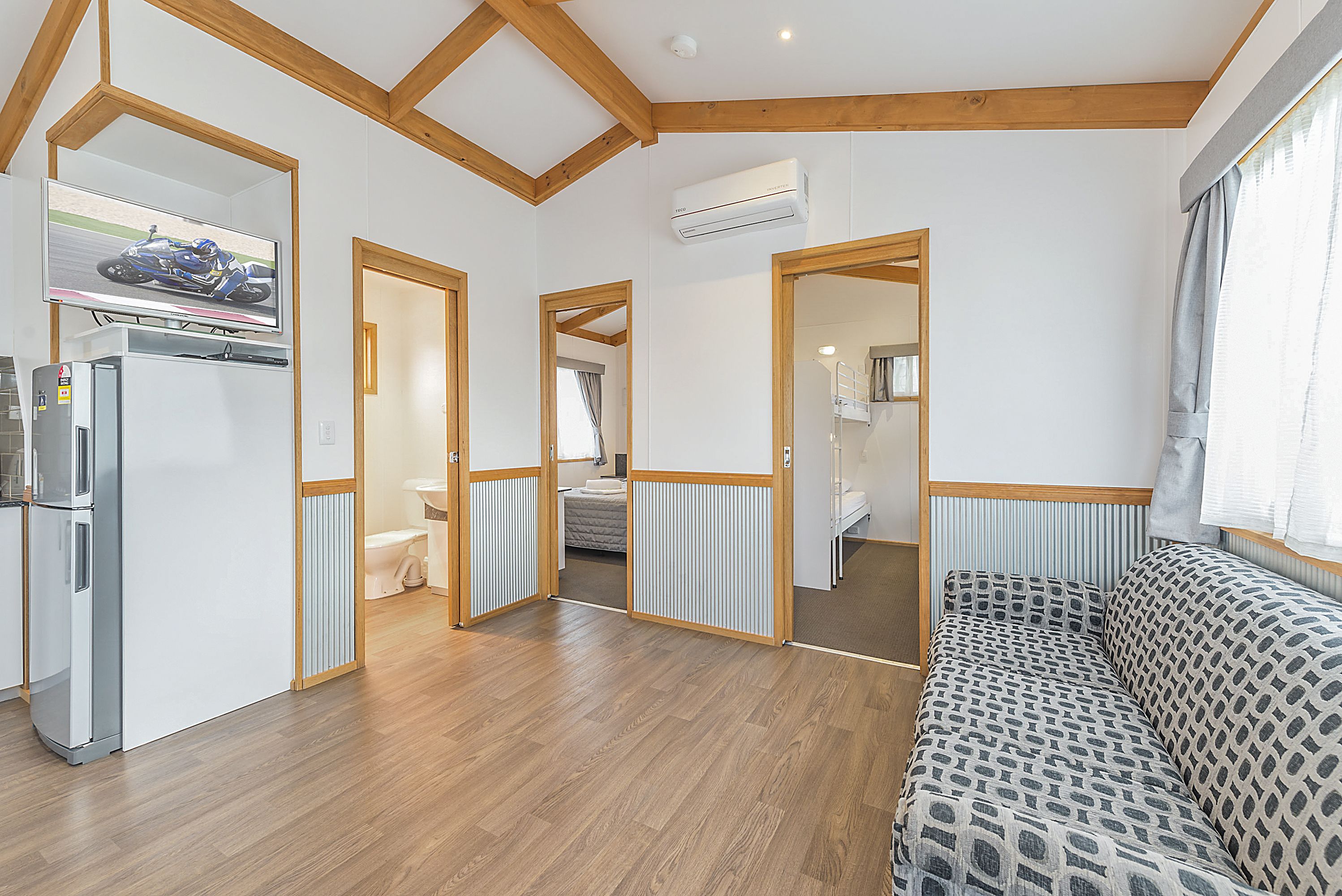 Televisión LCD, reproductor de DVD y tenis de mesa 