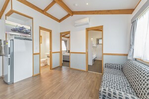 Televisión LCD, reproductor de DVD, mesa de ping pong