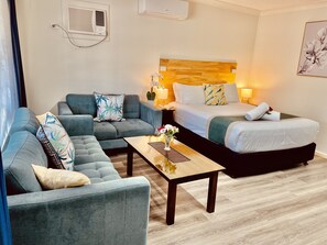 Bäddmadrasser, skrivbord, arbetsyta för laptop och mörkläggningsgardiner