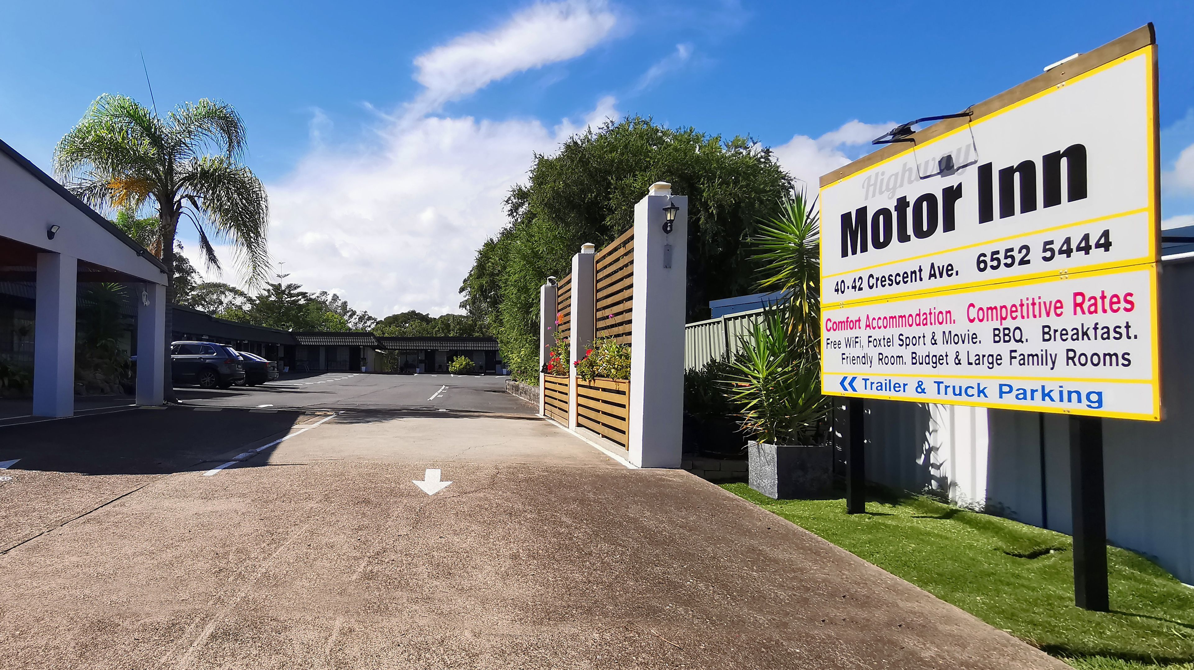 A Motor Inn sign with amenities including free WiFi, Foxtel, sport & movie, BBQ, breakfast, and parking for trailers and trucks.