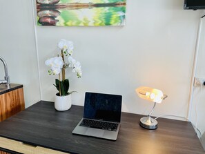 Colchones con pillow-top, escritorio y espacio para trabajar con laptop 