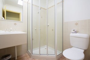 Familien-Suite, Terrasse, Erdgeschoss | Badezimmer | Dusche, kostenlose Toilettenartikel, Haartrockner, Handtücher