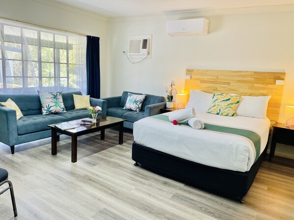 أسرّة بطبقة علوية مريحة ومكتب ومساحة عمل للكمبيوتر المحمول وستائر تعتيم