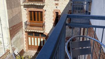 Gallery Studio, 1 Queen Bed, Courtyard View | Terrace/patio