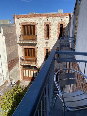 Gallery Studio, 1 Queen Bed, Courtyard View | Terrace/patio