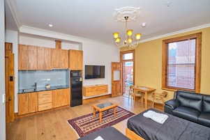 Design Double or Twin Room | Private kitchen | Fridge, microwave, stovetop, electric kettle