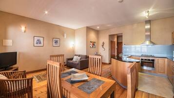Deluxe Apartment, 2 Bedrooms, Ensuite | In-room dining