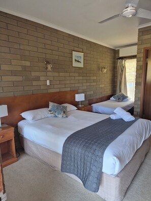 Minibar, iron/ironing board, bed sheets - Aristocrat Waurnvale Motel (Waurn Ponds)