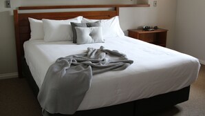 In-room safe, desk, iron/ironing board, WiFi (free) - Quantum Lodge Motor Inn (Hamilton)