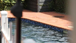 Outdoor pool - Quantum Lodge Motor Inn (Hamilton)