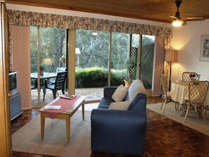 Flat-screen TV, DVD player - Tweed Valley Lodge (Bridgetown)