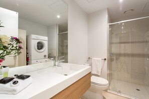 Shower, free toiletries, hair dryer, towels - ABC Accommodation - Flinders (Melbourne)