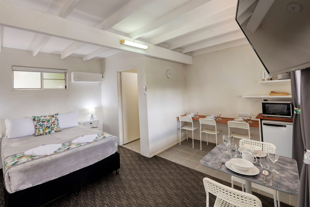 Blackout curtains, free WiFi, bed sheets