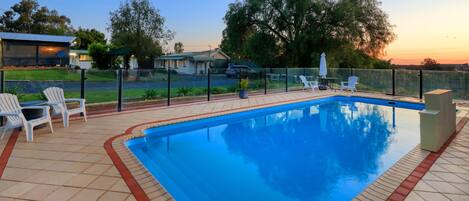 Una piscina al aire libre
