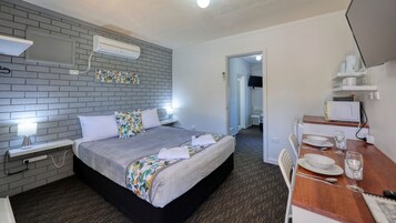 Family Room, Multiple Beds | Blackout drapes, free WiFi, bed sheets