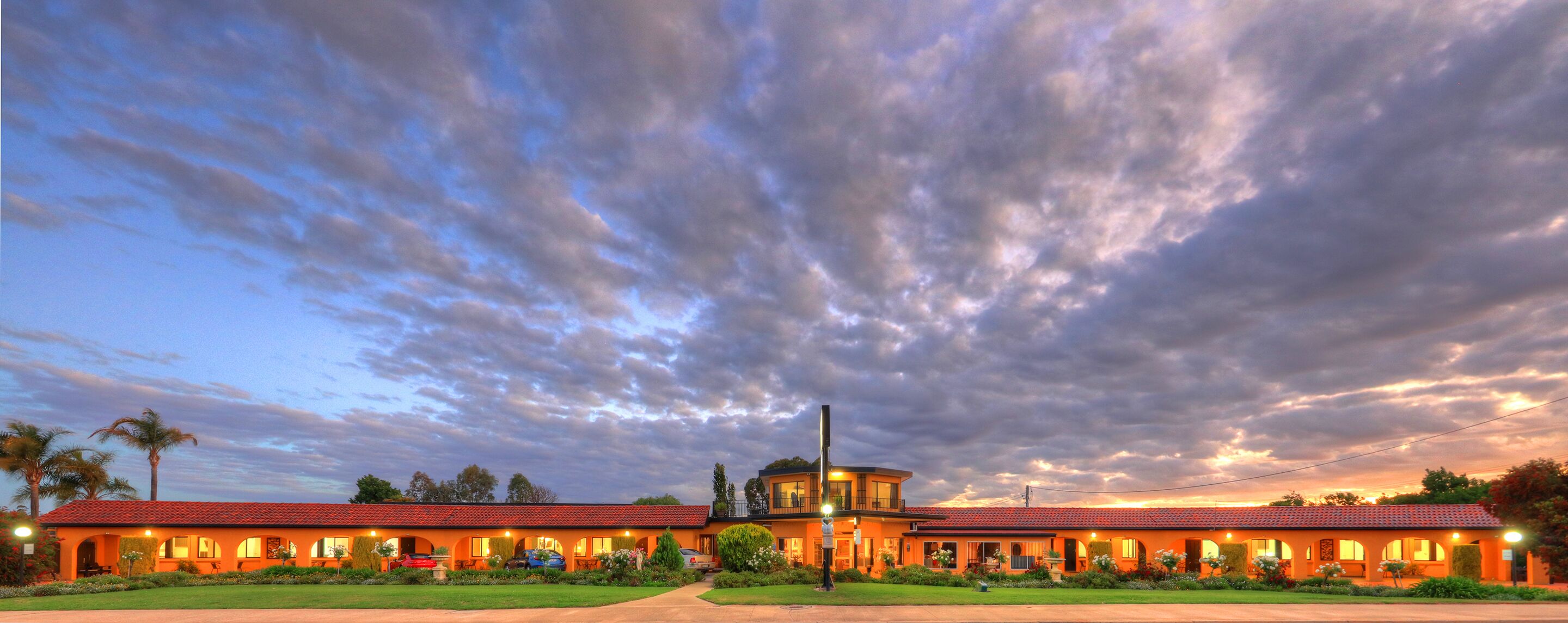 住宿正面 - 傍晚/夜晚