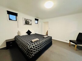 Deluxe Cottage | Desk, laptop workspace, iron/ironing board, free WiFi