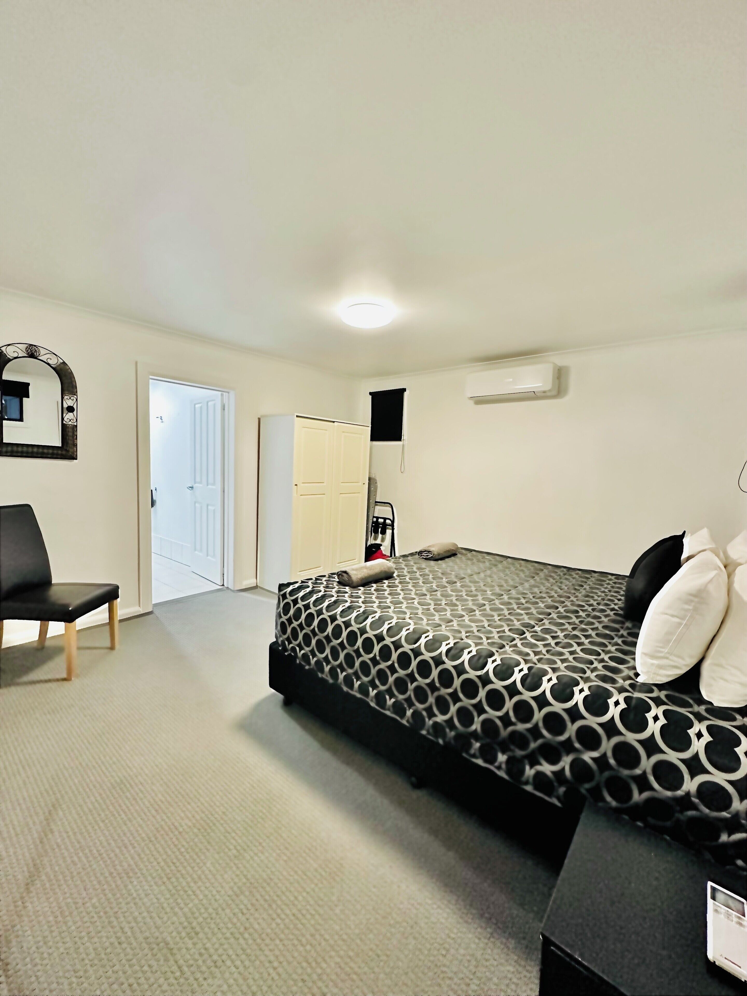 Bureau, espace de travail pour ordinateur portable