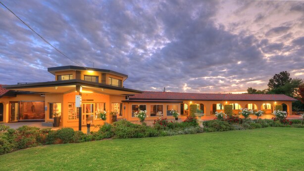 A two-story building with a flat roof and a large front lawn. - Twin Swans Motel (Inverell)
