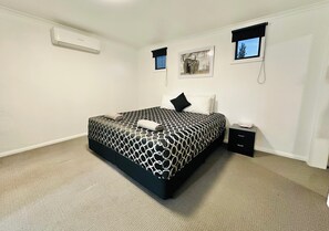 Deluxe Cottage | Desk, laptop workspace, iron/ironing board, free WiFi - Twin Swans Motel (Inverell)