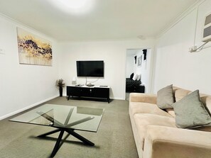 Deluxe Cottage | Living area | Flat-screen TV