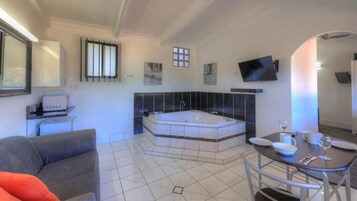 Habitación de lujo | Escritorio y espacio para trabajar con un portátil