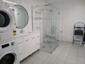 Deluxe Cottage | Bathroom | Free toiletries, hair dryer, towels