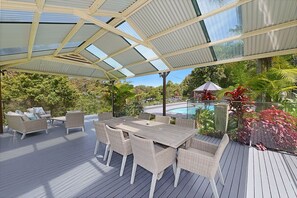 Outdoor dining - The Acreage Boutique Guesthouse (Picketts Valley)