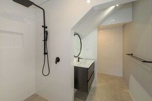 Guesthouse | Bathroom | Free toiletries, hair dryer, towels - The Acreage Boutique Guesthouse (Picketts Valley)