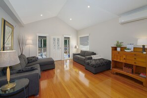 Casa | Zona de estar | Televisión LED de 32 pulgadas con canales digitales, una televisión