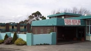 A building with a sign reading "Cobburt Motor Inn" and a phone number. - Coburg Motor Inn (Coburg North)