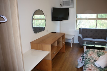 Escrivaninha, ferros/tábuas de passar roupa, Wi-Fi de cortesia. Coburg Motor Inn