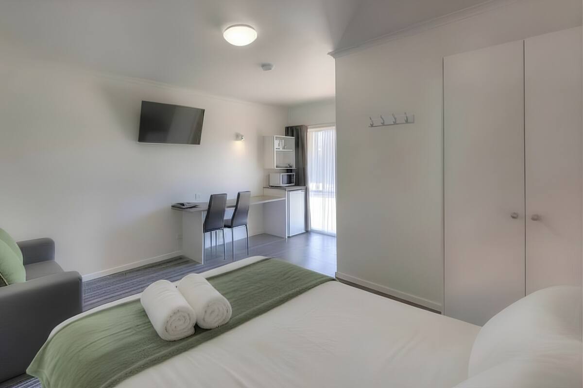 Muebles diferentes, escritorio y tabla de planchar con plancha