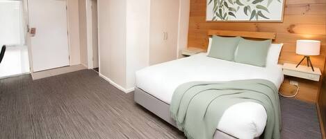 Muebles diferentes, escritorio y tabla de planchar con plancha