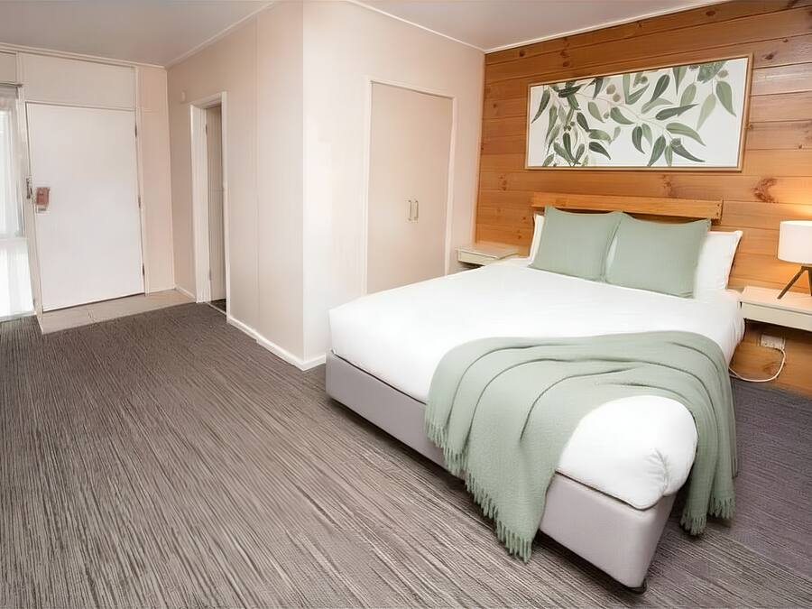 Individually furnished, desk, iron/ironing board, free WiFi