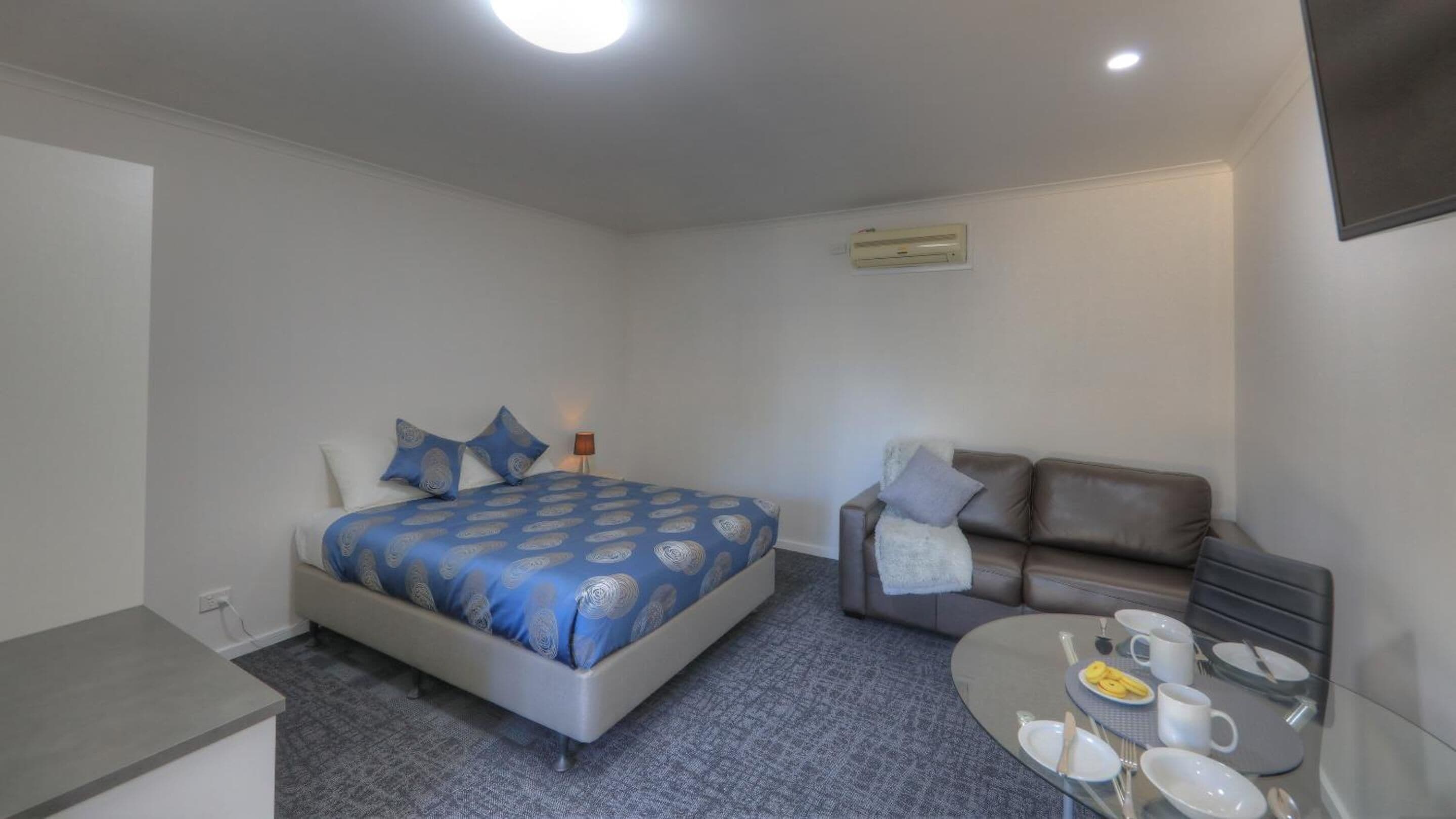 Individually furnished, desk, iron/ironing board, free WiFi