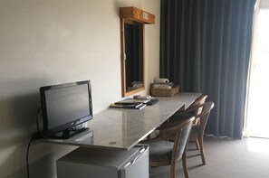 Individuell eingerichtet, Schreibtisch, Bügeleisen/Bügelbrett