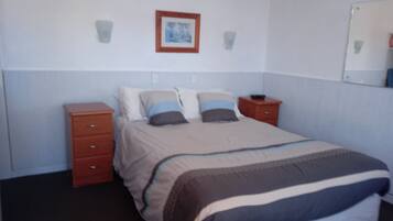 Standard Suite, 1 Bedroom, Non Smoking (Queen) | Meja, ruang kerja komputer riba, langsir/tirai gelap terus, kalis bunyi