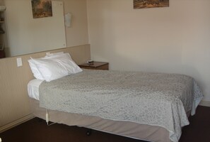 Standard Room, Non Smoking (Budget Single) | Desk, laptop workspace, blackout drapes, soundproofing - Travellers Rest Motel (Bairnsdale)
