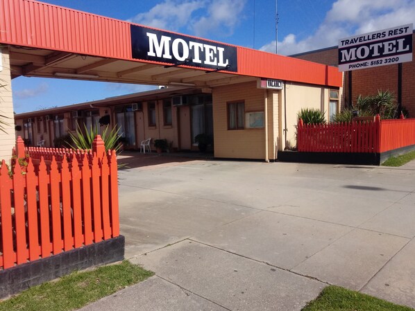 Property entrance - Travellers Rest Motel (Bairnsdale)