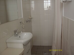 Standard Room, Non Smoking (Budget Twin) | Bathroom | Shower, free toiletries, hair dryer, towels - Travellers Rest Motel (Bairnsdale)