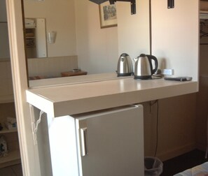 Refrigerador, microondas, cafetera/tetera, tostadora