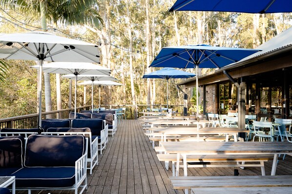 Outdoor dining - Avoca Beach Hotel (Avoca Beach)