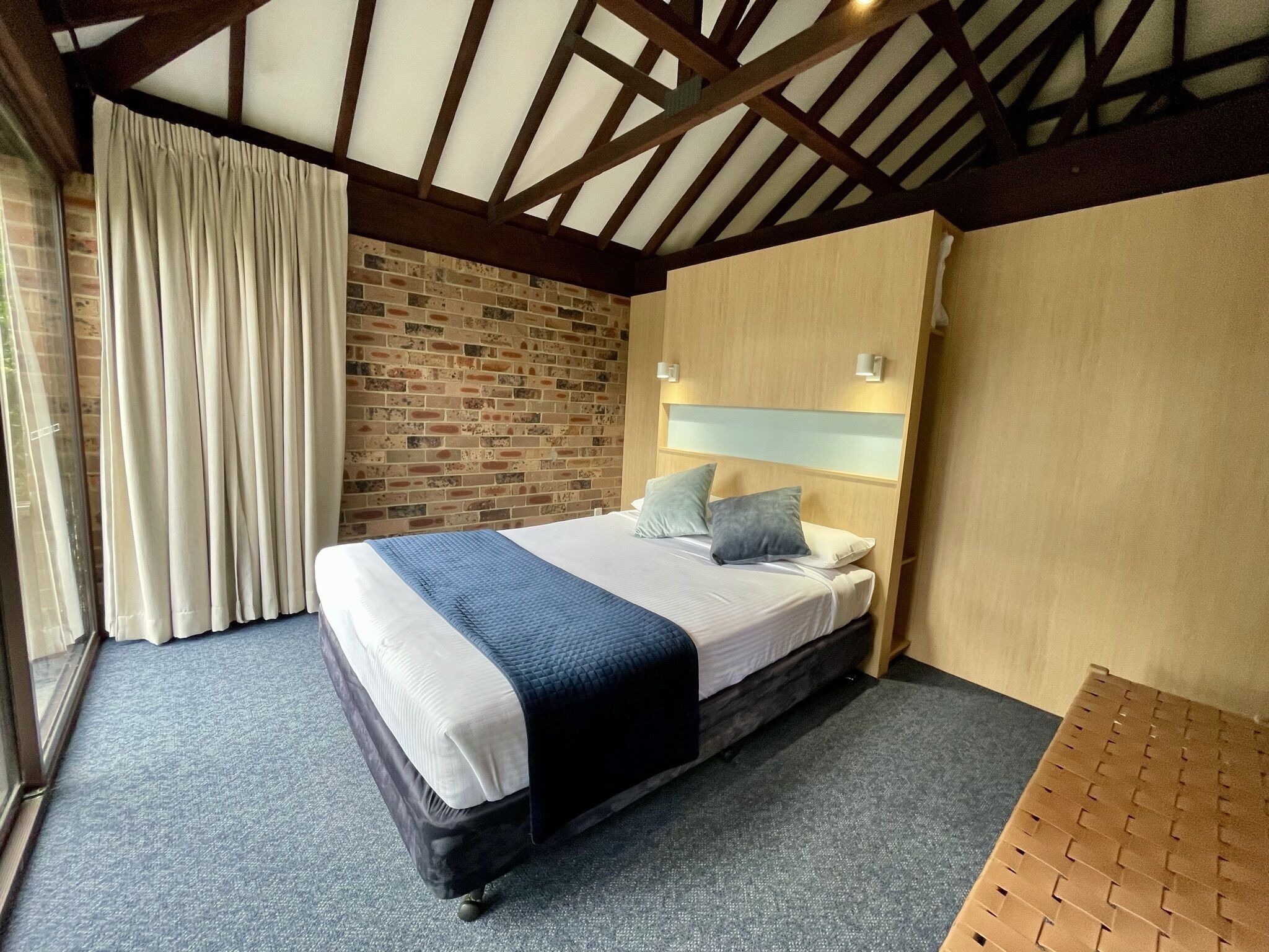 办公桌、床单、轮椅无障碍