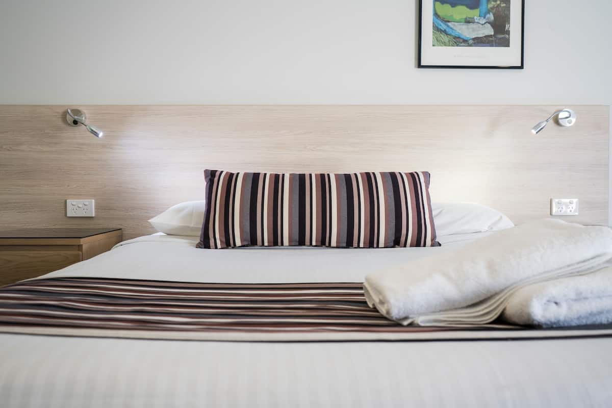 Comfort Double or Twin Room | Meja, cadar katil, akses kerusi roda