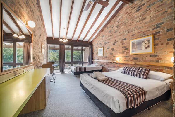 Premier dubbelrum | Skrivbord, sÀngklÀder och rullstolsanpassning