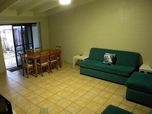 Living area - Dunk Island View Caravan Park (Wongaling Beach)